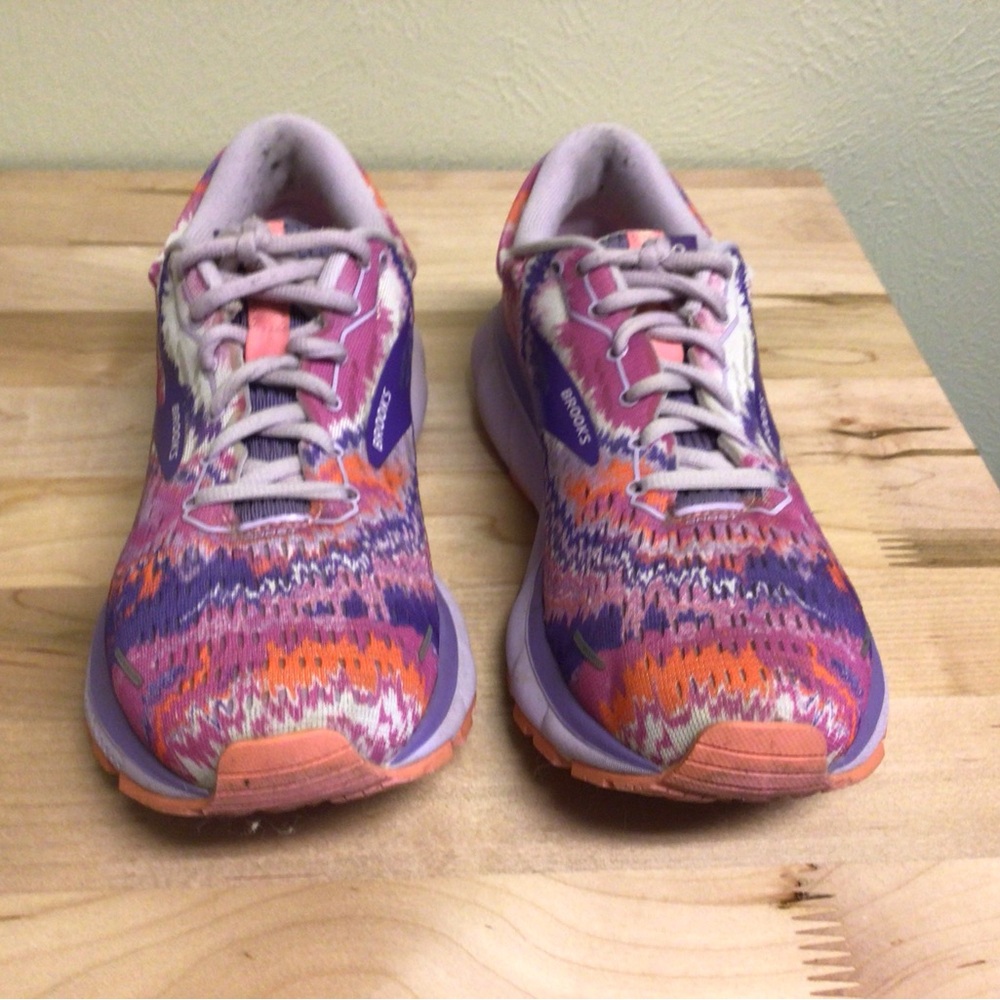 Brooks Pink and Purple Athletic Shoes Vibrant Design